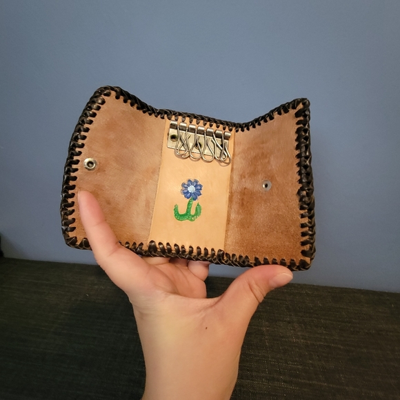 ❗CLOSET LIQUIDATION❗️Vintage tooled leather key holder - Picture 7 of 11